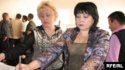 Жены бесквартирных военнослужащих подписывают обращение на имя президента Н.Назарбаева. Алматы, 28 октября  2008 года. 