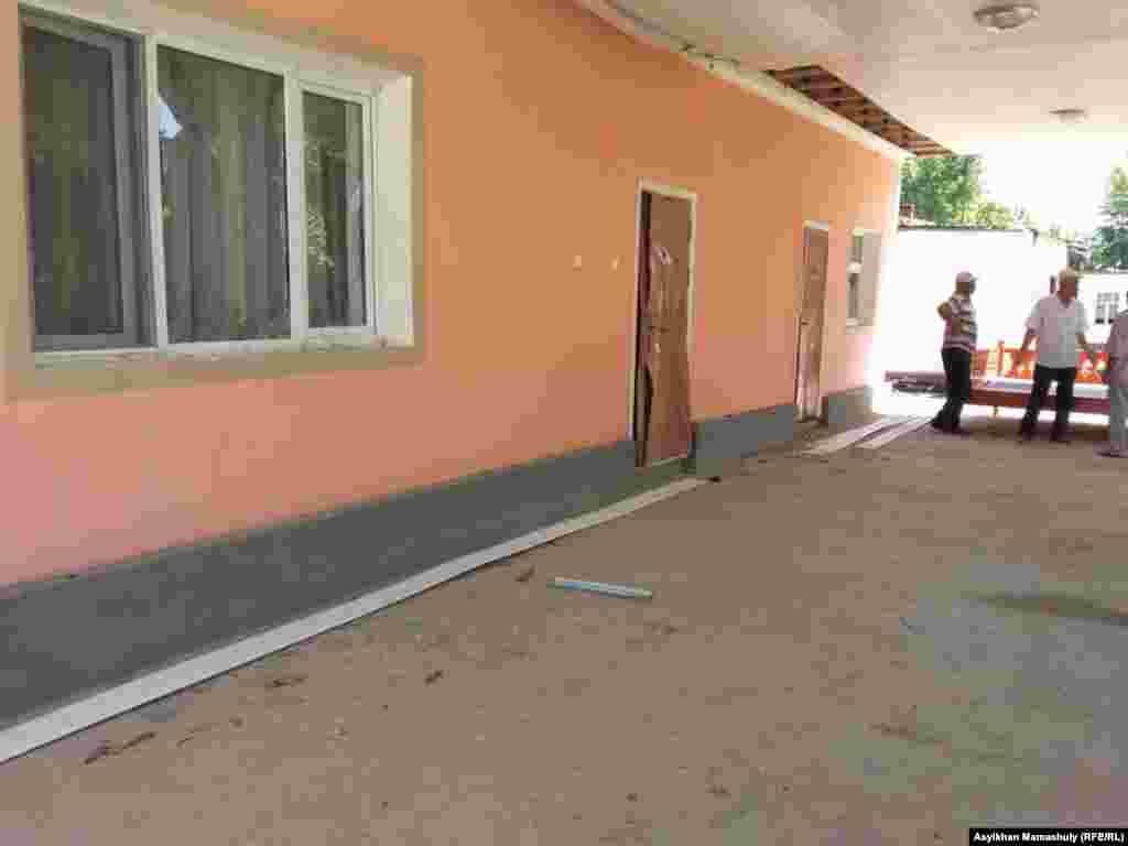 Дверь этого дома пытались открыть с помощью лома.