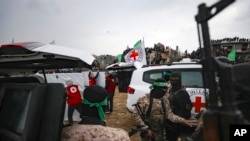 «Համաս» զինյալները Գազայի հատվածի հարավում գտնվող Խան Յունիսում Կարմիր խաչին են հանձնում չորս դիերը, 20-ը փետրվարի, 2025թ.