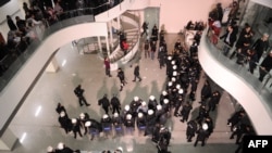 نیروهای پلیس ترکیه جمعه شب کنترل دفتر روزنامه زمان را در دست گرفتند.