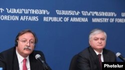 Глава МИД Грузии Григол Вашадзе (слева) и глава МИД Армении Эдвард Налбандян на совместной пресс-конференции в Ереване. 4 октября 2010 г.  
