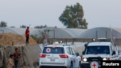 ХАМАСтын туткунунда каза болгондордун сөөктөрүн алып бараткан Кызыл Чырымдын автоунаалары. 30-октябрь, 2025-жыл.