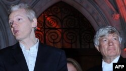 Մեծ Բրիտանիա - WikiLeaks-ի հիմնադիր Ջուլիան Ասանժը (ձախից) իր փաստաբան Ջեֆրի Ռոբերթսոնի հետ