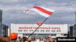 Під час акції протесту в Мінську біля Мінського тракторного заводу, 18 серпня 2020 року