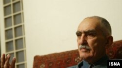 قرار بود که ایرج افشار در سپتامبر سال ۲۰۱۱ میلادی از دانشگاه اسکاتلند در رشته تاریخ دکترای افتخاری دریافت کند.