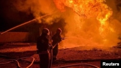 Орус армиясынын Украинанын Одесса облусуна жасаган дрон чабуулунун жыйынтыгында тутанган тилсиз жоого каршы күрөшүп жаткан өрт өчүрүүчүлөр.