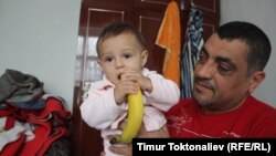 Сирийский беженец Мохаммед Зинзан со своим сыном Раяном. Бишкек. Февраль 2013 года.