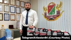 До того, как устроиться в "Барс-1", Хлестов постоянно собирал гуманитарную помощь для росийских военных