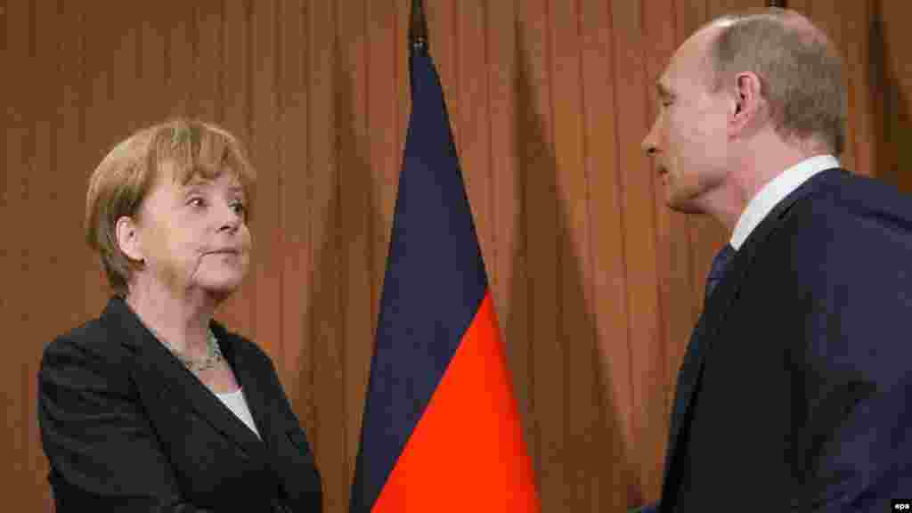 Зустріч президента Росії Володимира Путіна з канцлеркою Німеччини Анґелою Меркель у Нормандії під час заходів з нагоди 70-ї річниці Дня висадки союзників у Нормандії. 6 червня 2014 року Під час урочистостей лідери Росії, України, Німеччини та Франції провели неформальну зустріч з метою відновити мир на Донбасі. Сполучені Штати не брали у цьому участі. Переговори призвели до підписання&nbsp;Мінських угод, які Кремль пізніше використав як підставу для повномасштабного вторгнення в Україну 24 лютого 2022 року