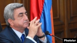 Президент Армении Серж Саргсян во время встречи с сотрудниками Контрольной палаты, 22 января 2010 г.  