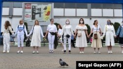 «Припиніть бити нас! Нам просто потрібен правильний підрахунок голосів!», – вимагають учасниці акції