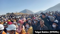 Ала-Букада Садыр Жапаров менен жолугушууга чогулган эл.