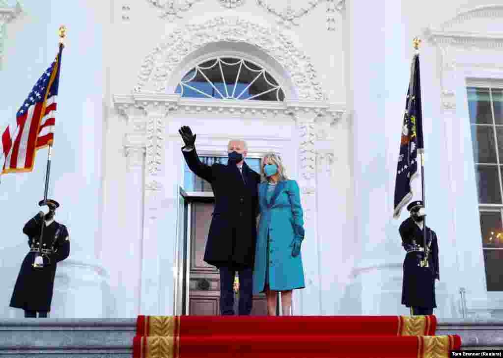 Прэзыдэнт ЗША Джо Байдэн махае людзям рукой, стоячы са сваёй жонкай Джыл на паўночным порціку Белага дому пасьля інаўгурацыі 20 студзеня 2021 году.