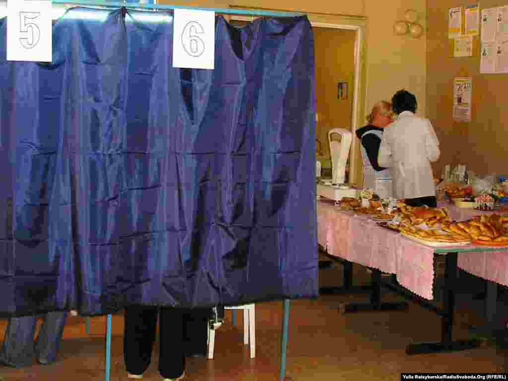 Проголосував – підкріпись. Виборці обирають між пиріжками з картоплею або з капустою. Дніпропетровськ, 31 жовтня 