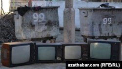 Zir-zibil gutularynyň ýanyndaky telewizorlar. Aşgabat.