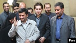 علیرضا احمدی (راست) همراه محمود احمدی نژاد در پارلمان دانش آموزی ایران. (عکس: فارس)