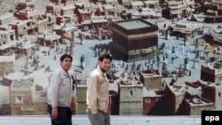 Иранда илинип турган "Мухаммед" тасмасынын жарнагынын жанында өтүп бараткан адамдар. Тегеран, Иран, 14-сентябрь, 2015-жыл  