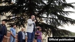 Премьер-министр Никол Пашинян во время одной из встреч в Тавушской области Армении, 10 августа 2018 г.