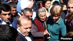 Премьер-министр Армении Овик Абрамян встречается с жителями села Гарни. 21 мая 2016 г. 