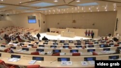 В грузинском парламенте сетуют не только на то, что депутаты срывают кворум, но и на участившиеся случаи бойкотирования заседаний парламентариями