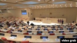 Сам Ираклий Гарибашвили коренные изменения исключает, однако он уже пообещал, что представит парламенту не только обновленное правительство, но и новую правительственную программу по развитию страны