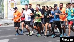 Առջևի պլանում՝ ՀՀ-ում Ֆրանսիայի դեսպան Ժոնաթան Լաքոտը (ձախից) և Արա Խաչադուրյանը, Երևան, 21-ը հուլիսի, 2018 թ․ 