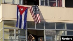 Kubanın paytaxtı Havana sakinləri iki ölkənin münasibətinin yaxşılaşması münasibətilə pəncələrindən bayraqlar asıblar. 