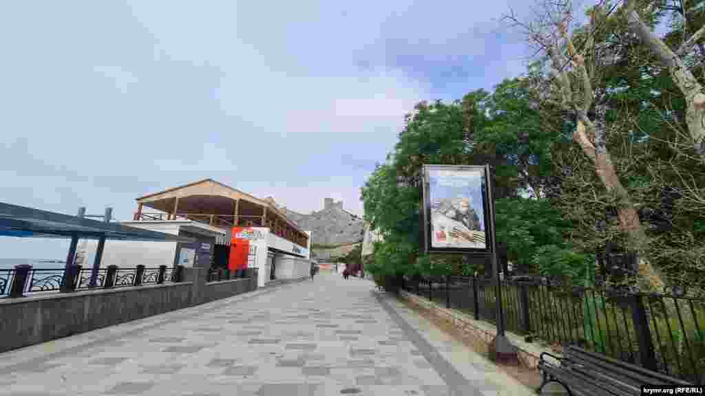 Yalı kenarında ve umumen şeerde bir çoq reklama yeri «içtimaiy reklamanen» toldı, Sudaq, Qırım, 2025 senesi iyün ayınıñ başı