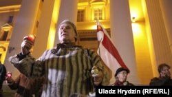 Мікола Салянік на ланцугу памяці ў Менску каля будынку КДБ, кастрычнік 2019 году