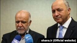 لوران فابیوس، وزیر امور خارجه فرانسه همراه با بیژن نامدار زنگنه، وزیر نفت ایران