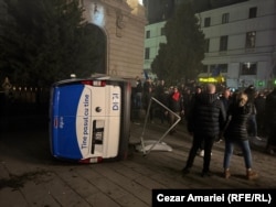 Câteva sute de persoane protestează față de decizia BEC (Biroul Electoral Central) de a respinge candidatura lui Călin Georgescu la alegerile prezidențiale. Bucuresti, 9 martie 2025. Masina televiziunii Digi24 a fost răsturnată de protestatari.