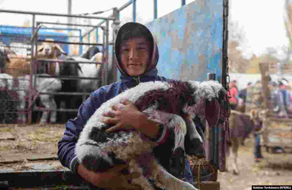 В воскресенье рано утром на рынке можно встретить подростков, помогающих родителям.&nbsp;
