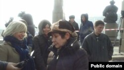 Участники акции протеста против девальвации тенге. Справа на переднем плане — Валерия Ибраева, слева — Евгения Плахина, за ними — Жанна Байтелова. Позже их задержали полицейские. Алматы, 16 февраля 2014 года.