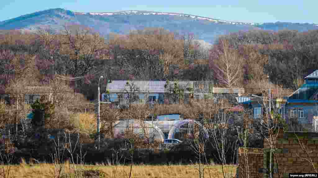 Suv Batqan yaylasınıñ töpesinde qalğan qar