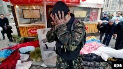 Ընդդիմադիր ակտիվիստը սգում է ընկերների մահը, Կիև, 20-ը փետրվարի, 2014