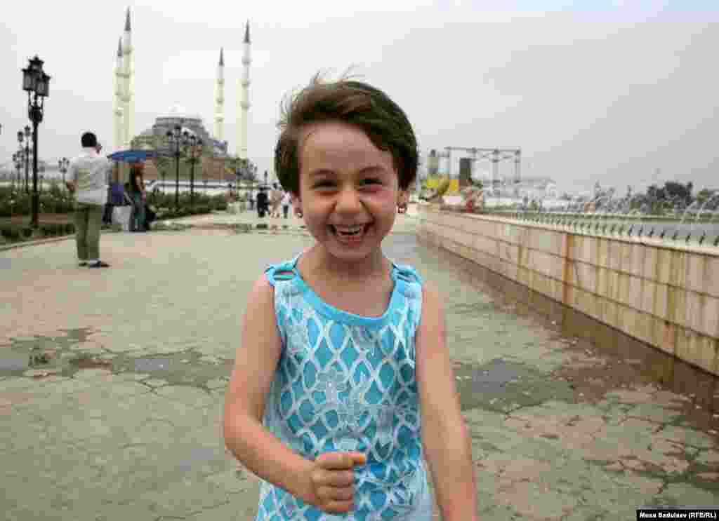 Грозныйдан Хава Садулаевага биш яшь. Ул рәссам булырга һәм гаиләсе белән зур йортта яшәргә тели.