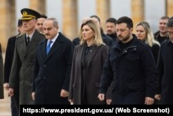 Ukrayina prezidenti Volodımır Zelenskıy ve ömür arqadaşı Olena Zelenska Anıtkabirde çember qoyuv merasiminde, 2025 senesi fevralniñ 18-i