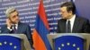 Belgium - European Commission President Jose Manuel Barroso (R) and Armenian President Serzh Sarkisian at a news conference in Brussels, 6Mar2012.