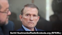 Як зазначають у Bihus.Info, на момент початку переговорів Віктор Медведчук не мав жодного офіційного статусу представника України