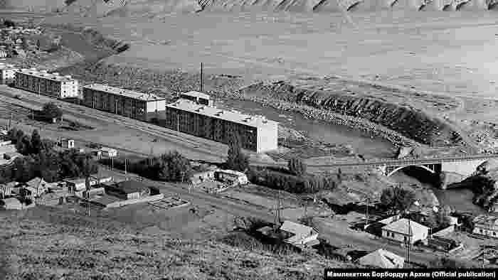 Нарын шаары Нарын дарыясынын жээгинде жайгашкан.1994-жылы шаарда троллейбус линиясы орнотулган. Учурда Нарын - троллейбус каттаган дүйнөдөгү эң кичинекей шаарлардын бири.&nbsp; &nbsp;