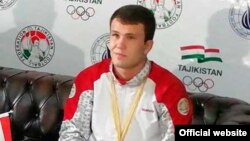 Муштзани маъруфи тоҷик Баҳодур Усмонов.