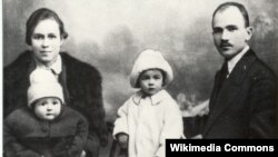 Максім Гарэцкі з жонкай Леанілай, дзецьмі Леанідам і Галінай. 1923 г.