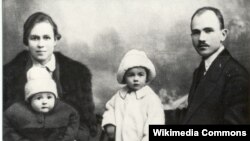 Максім Гарэцкі з жонкай Леанілай, дзецьмі Леанідам і Галінай. 1923 год