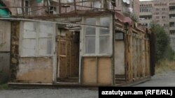 Վանաձորի «Բազում» թաղամասի խաղահրապարակում տեղադրված խարխուլ տնակը