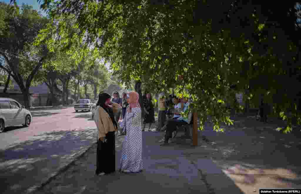 На остановках особенно людно.