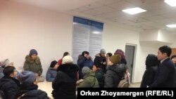 Группа многодетных матерей в здании министерства труда и социальной защиты населения протестует против корректировки механизма предоставления адресной социальной помощи (АСП). Нур-Султан, 6 января 2020 года.