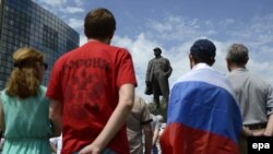 Президент сайлауына қарсы жиынға келгендер. Донецк, 25 мамыр 2014 жыл.