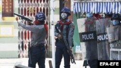 Тисячі протестувальників виходять на вулиці міст по всій країні, щоб засудити переворот. Після 1 лютого понад 50 людей загинули