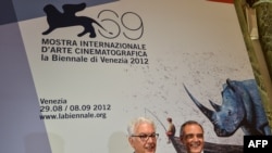 آلبرتو باربرا (راست) پای پوستر جشنواره