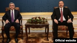 Президенты Армении и Азербайджана - Серж Саргсян (слева) и Ильхам Алиев
